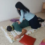 Pratica di Shiatsu durante una lezione alla IESO Academy